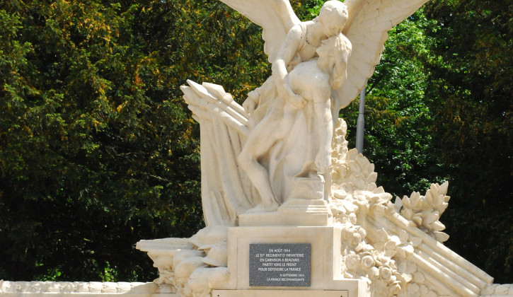 Pomnik - Aux Enfants de Beuvais Morts pour La France