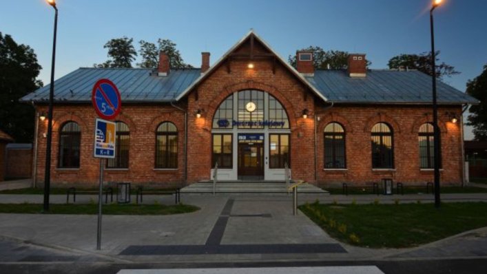Odrodzony Neorenesansowy Dworzec w Sochaczewie: Połączenie Historii z Nowoczesnością