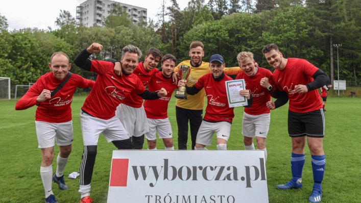 Piłkarze z gdańskiego lotniska z Pucharem Gazety Wyborczej