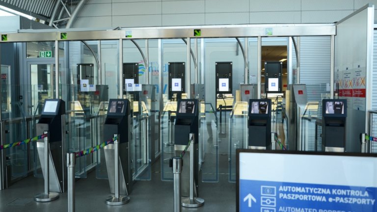 Bramki biometryczne na lotnisku Warszawa – Modlin