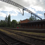 Stacja kolejowa w Świebodzicach - peron z widokiem na łuk trasy do Wałbrzycha
